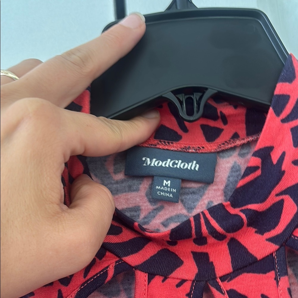 🌸3/$15 Modcloth Tear Drop Cut Out Floral Sleeveless Top - Picture 2 of 5